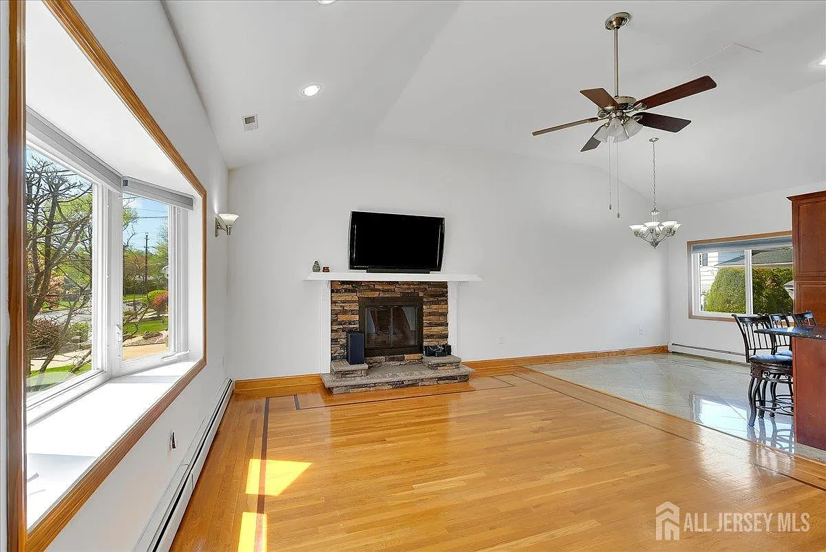 4 bed, 3.0 bath, 2462 sqft, $4,500 — Photo 4