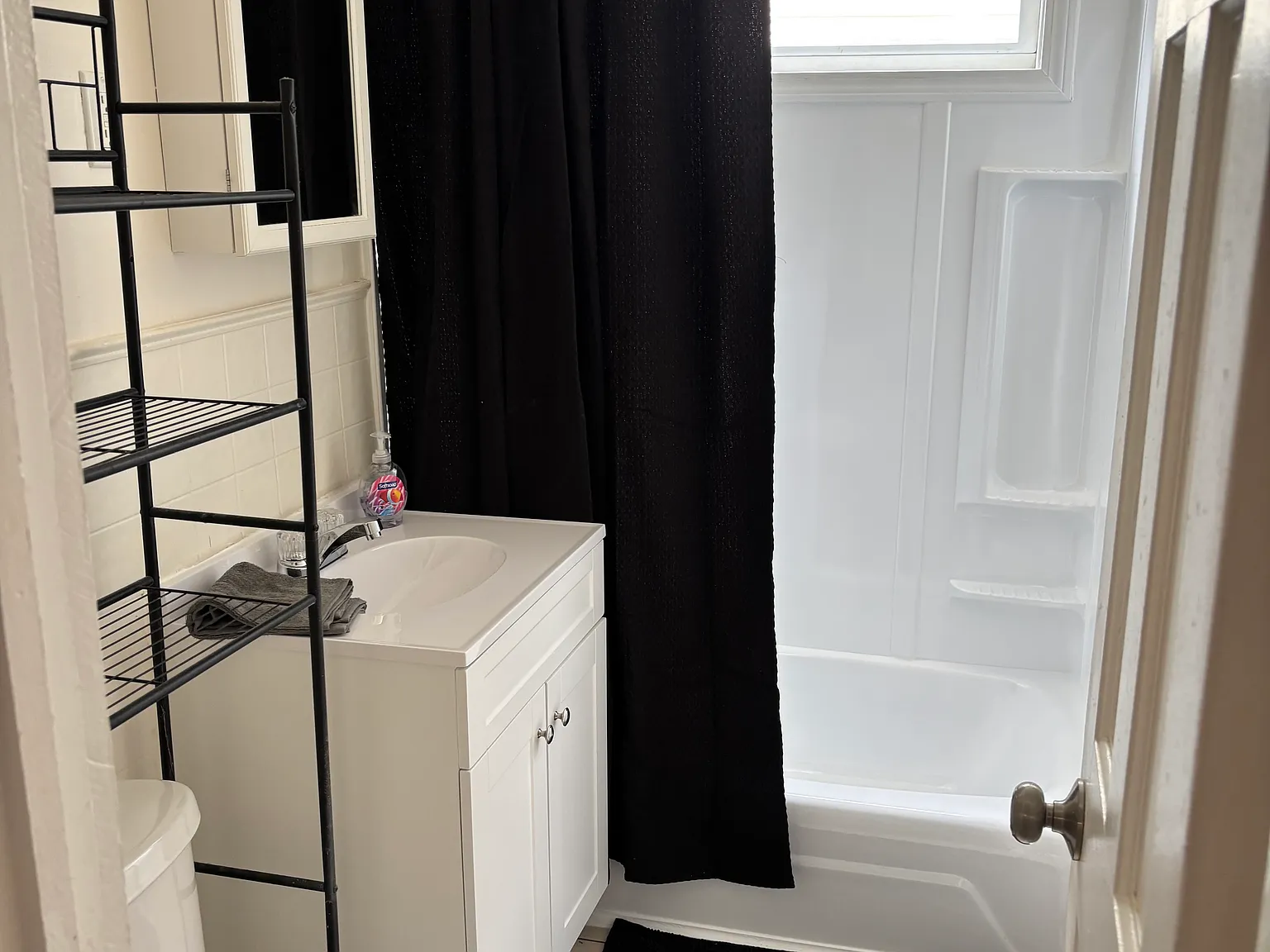 3 bed, 1100 sqft, $2,000 — Photo 1