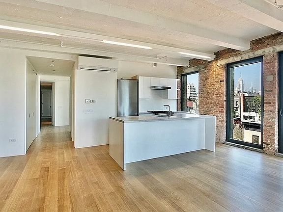 3rd image of 130 E 7th St APT 5