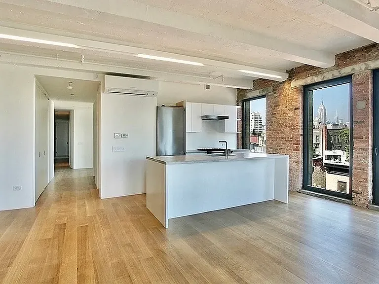 130 E 7th St #5 — Photo 4