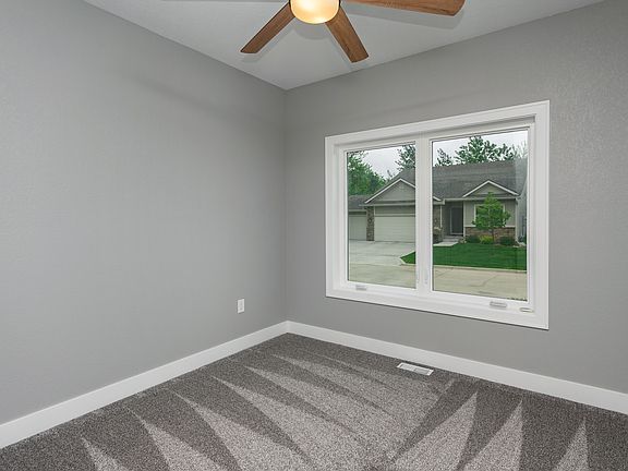 4th image of 906 Chinook Way