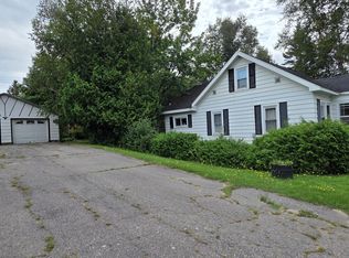 1827 Oak St, Sault Sainte Marie, MI 49783