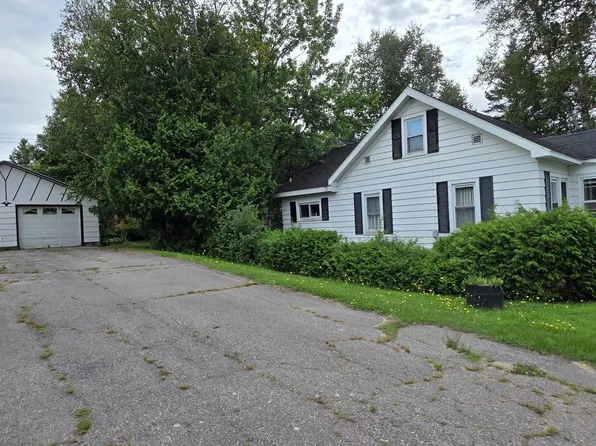 1827 Oak St, Sault Sainte Marie, MI 49783
