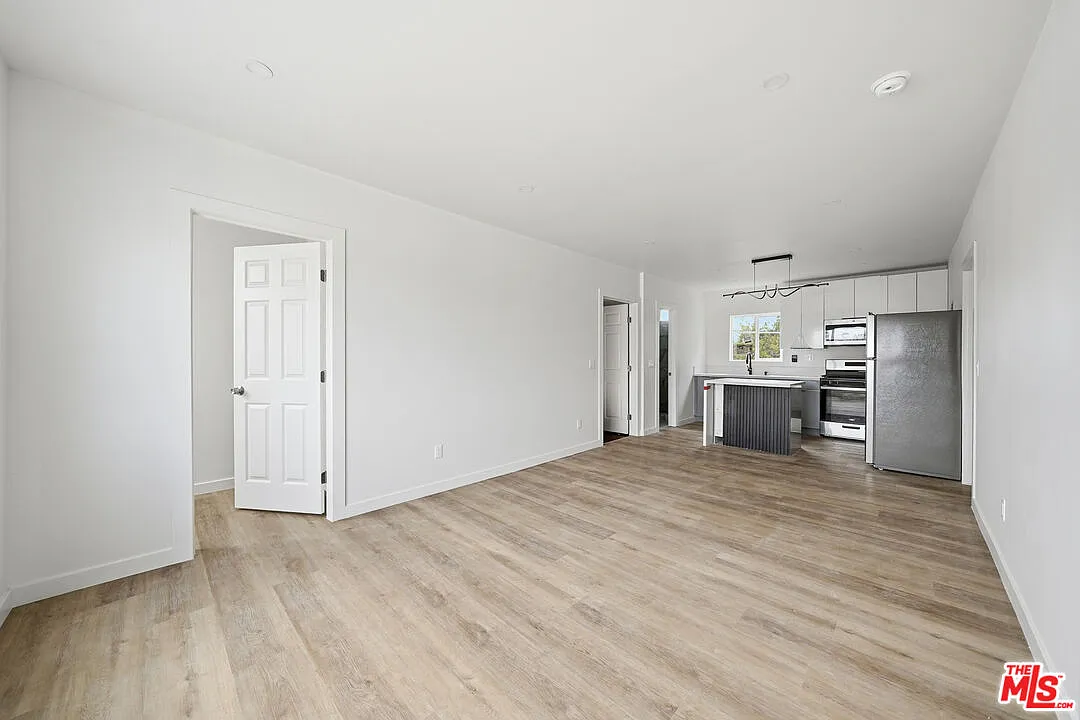 2 bed, 1.0 bath, 850 sqft, $2,995 — Photo 2