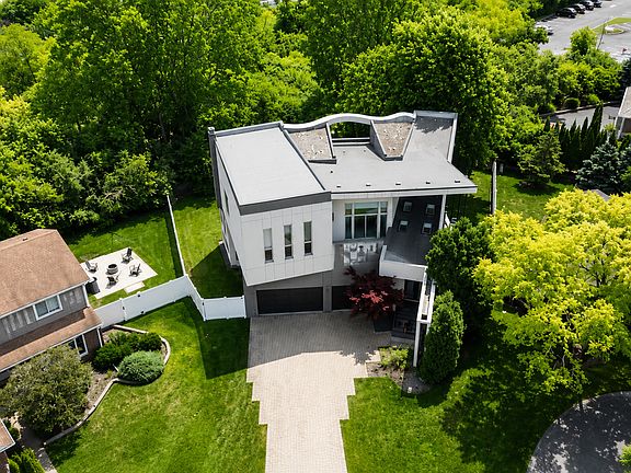 2nd image of 220 Astor Pl
