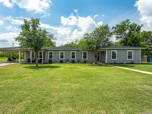 112 Live Oak St, Poth, TX 78147