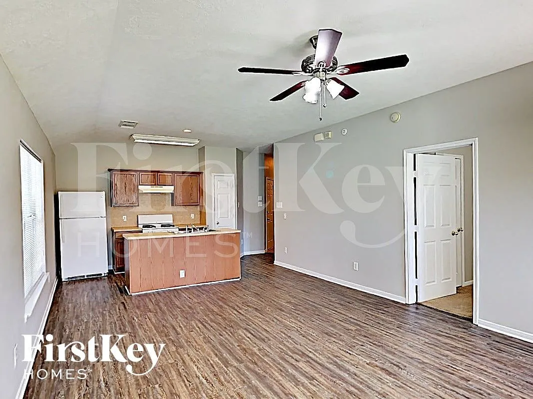 3 bed, 2.0 bath, 1408 sqft, $2,145 — Photo 2