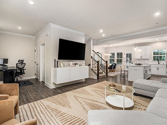 4th image of 4050 Crown Dr