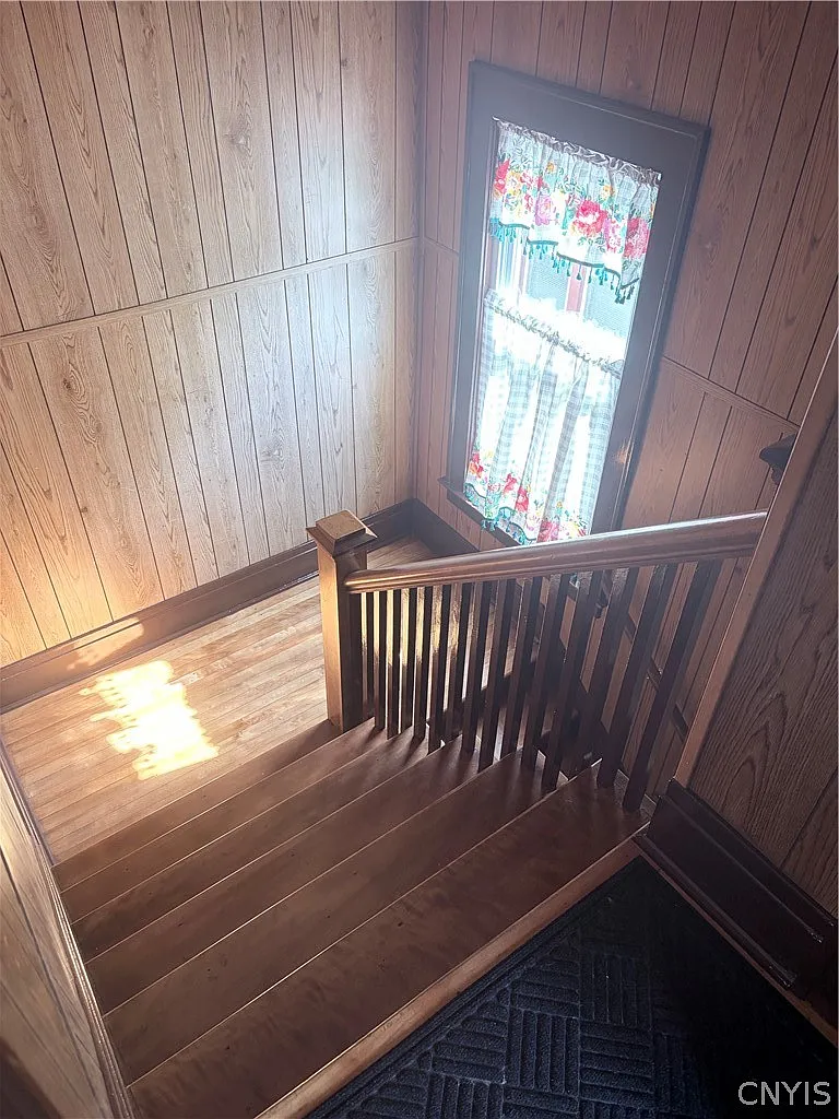 3 bed, 1.0 bath, 1352 sqft, $1,600 — Photo 3
