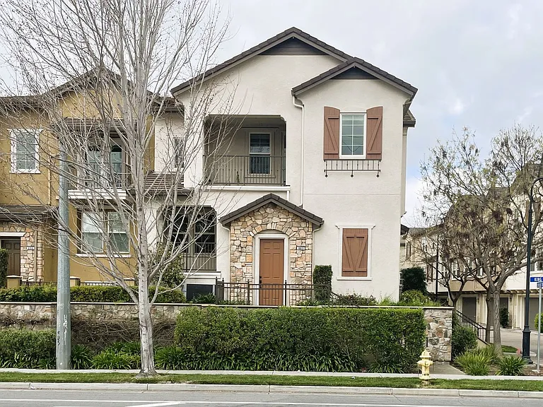 863 N King Rd — Photo 1