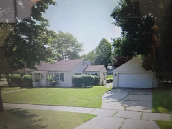 866 Birchwood Dr, West Bend, WI 53095