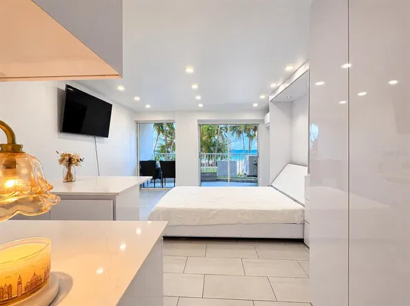 4633 AV. ISLA VERDE #105, CAROLINA, PR 00979