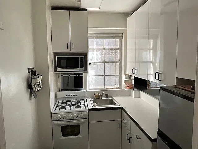 321 East 48th Street — Photo 3
