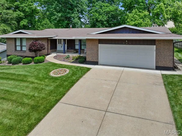 305 Morewood Dr, Ballwin, MO 63011