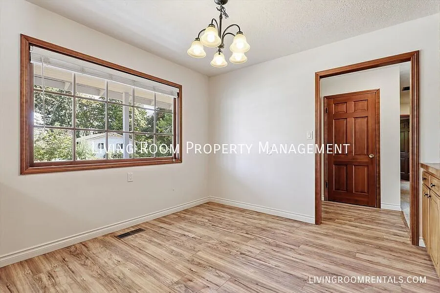 One-Level Living in the Heart of West Linn — Photo 4