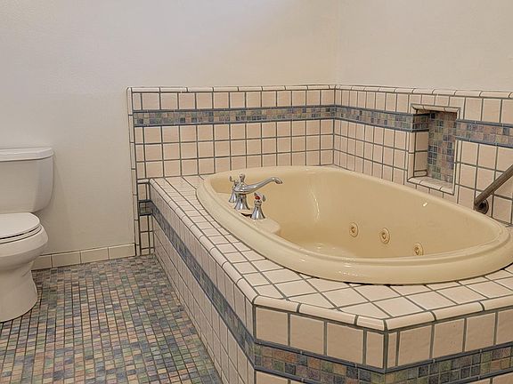 Master Bathroom jacuzzi