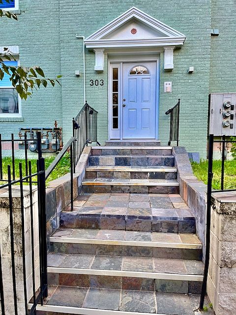 Steps to Union Market and Bloomingdale Cafes.