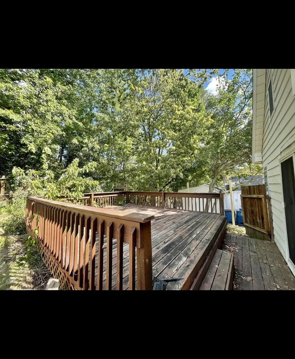 809 Bluff Ct — Photo 2