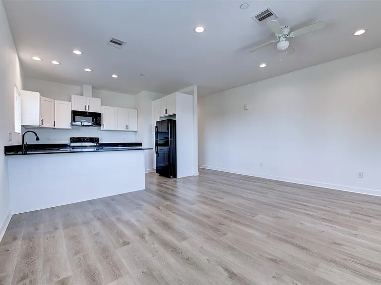 175 W 6th St #C — Photo 3