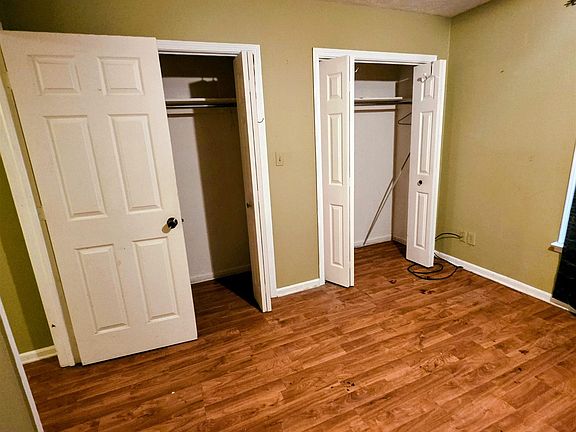5th image of 19 Indian Oak Ln.