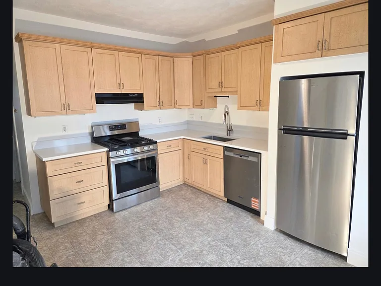 823 Saratoga St — Photo 16