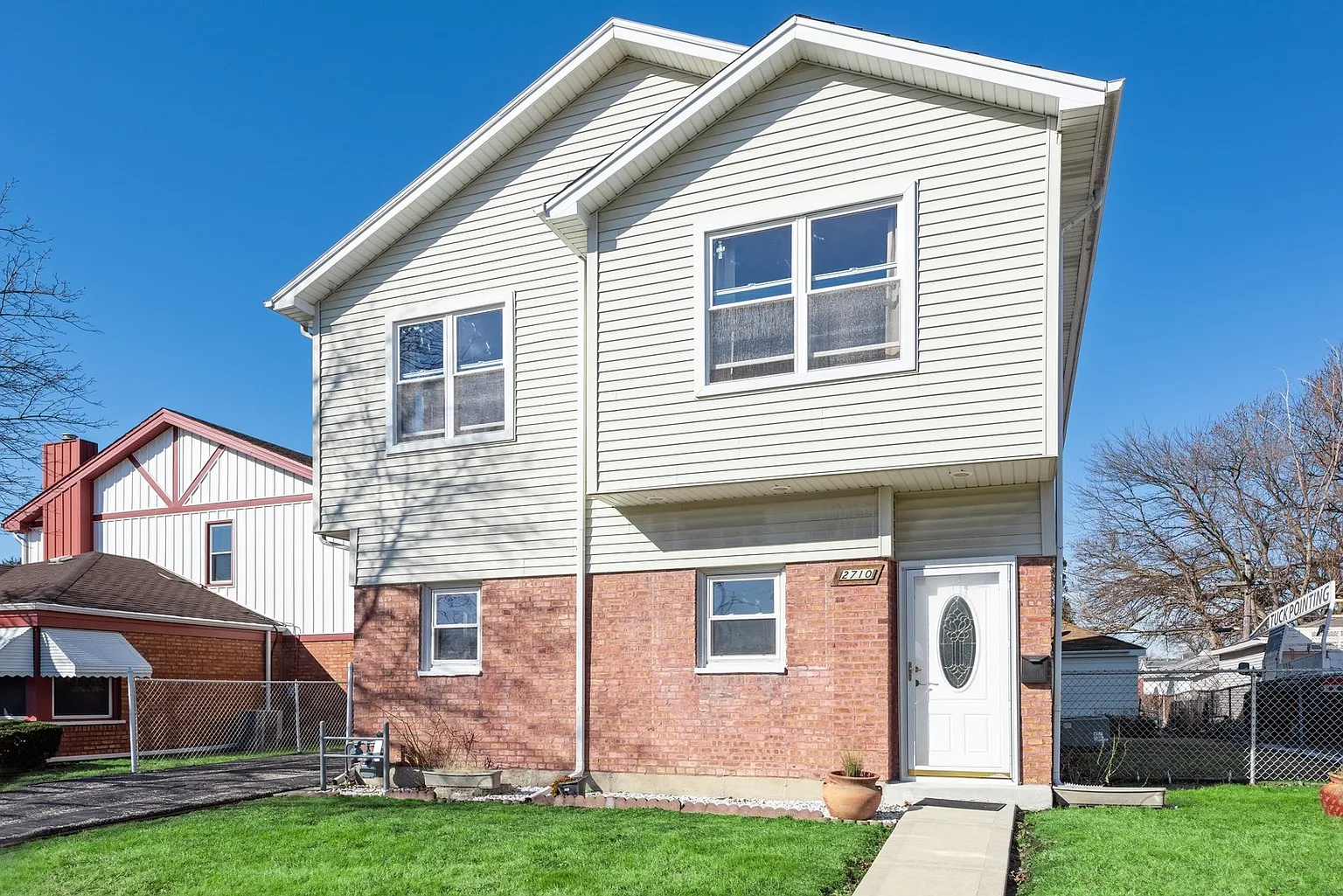 2710 Leona St photo 1