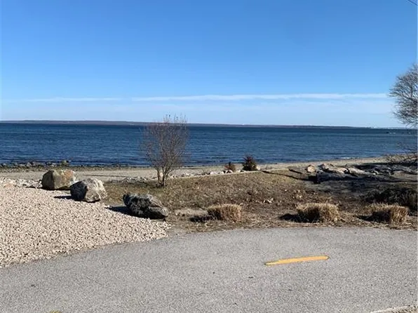 158 Pettee Ave, North Kingstown, RI 02852