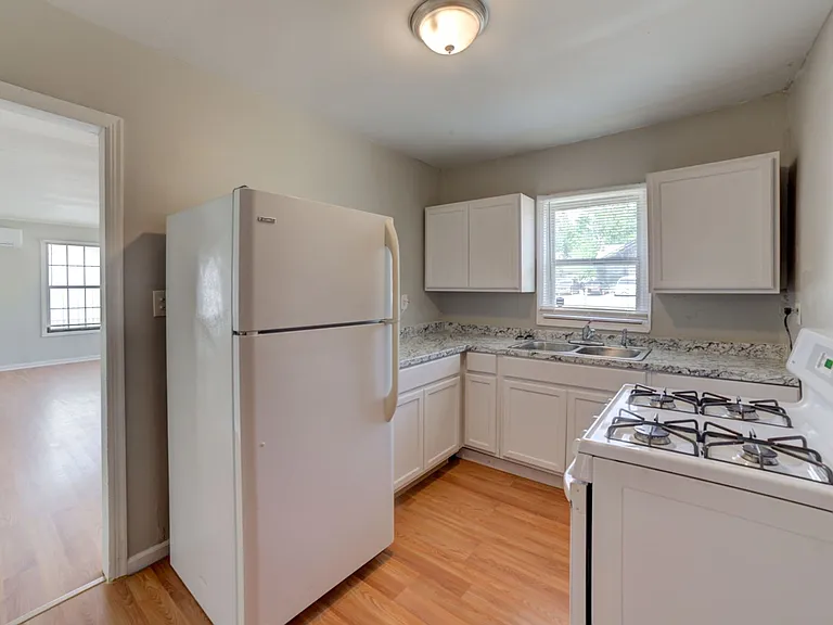 1020 E Apache St — Photo 7