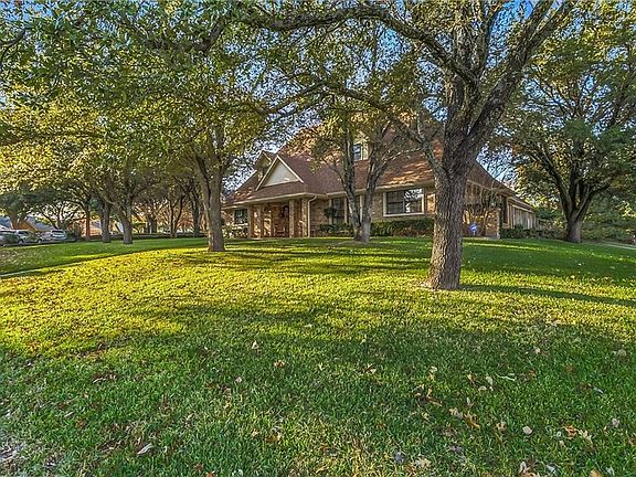 3rd image of 802 Shady Creek Ct