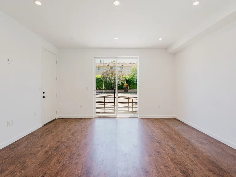 13551 Burbank Blvd #1 — Photo 10