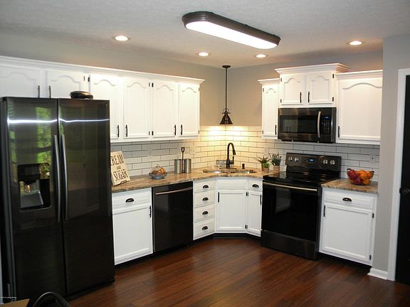 3rd image of 372 River Oaks Dr