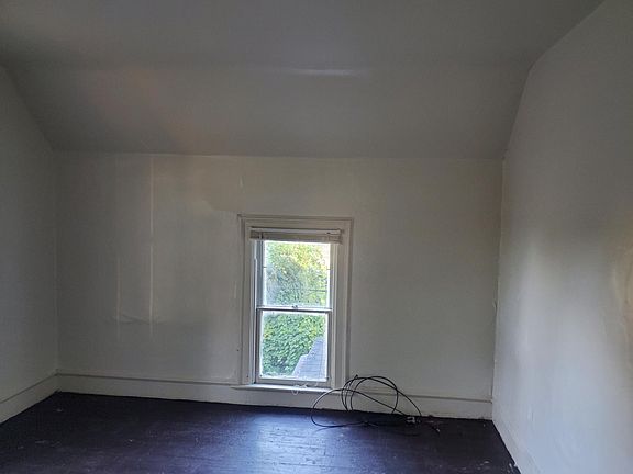 4th image of 717 1/2 Clinton St