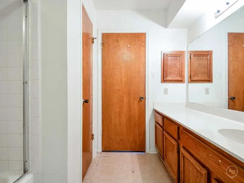 Oak Hollow Apartments — Photo 4
