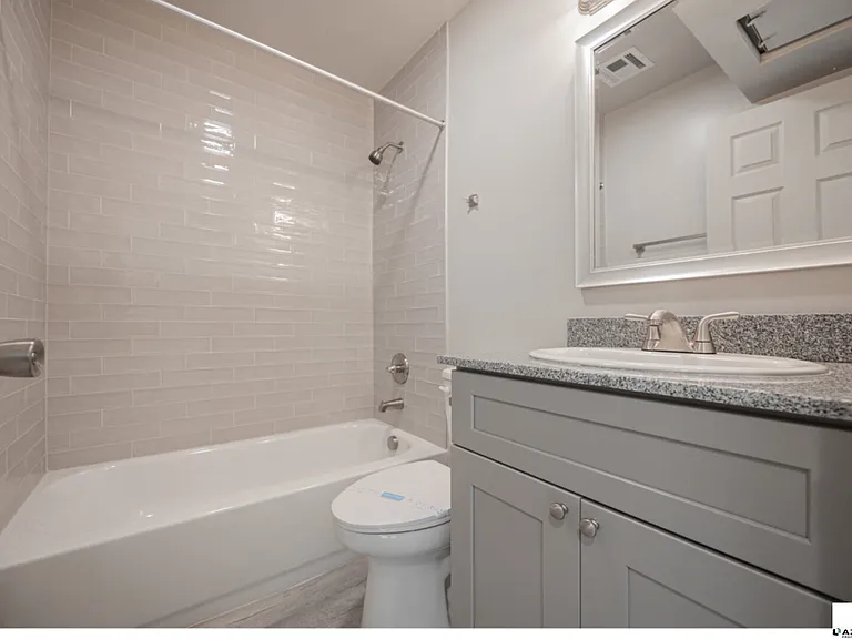 2121 W Adams St #B-B202 — Photo 16