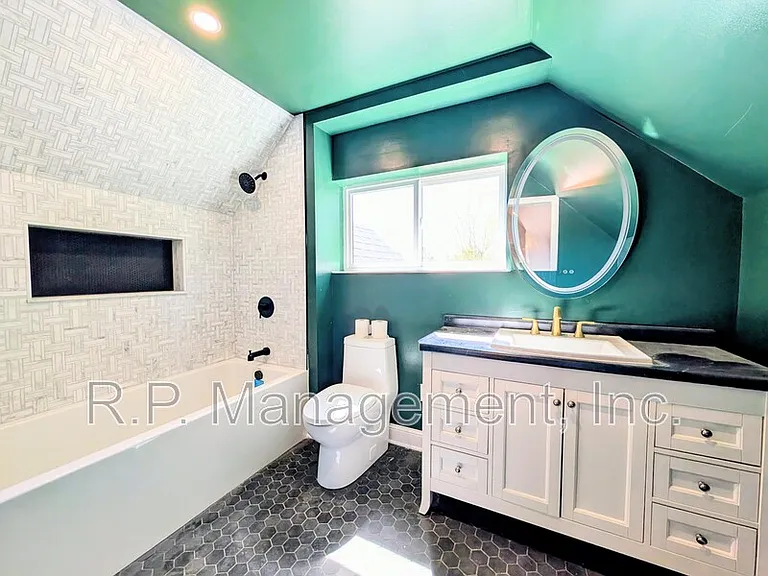 636 Gotzian St — Photo 15