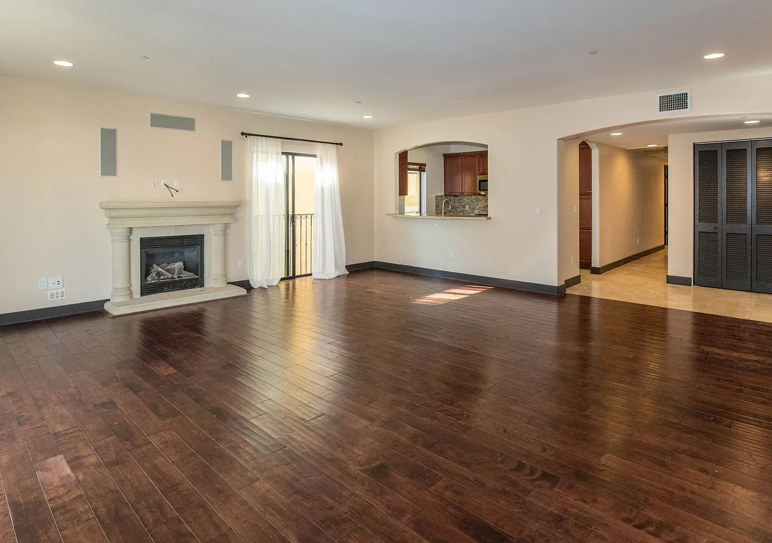 Spacious Front Facing West la 2bd + 2ba W/Balcony — Photo 4