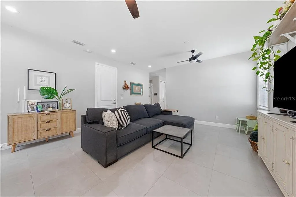 3 bed, 2.0 bath, 1696 sqft, $3,195 — Photo 4