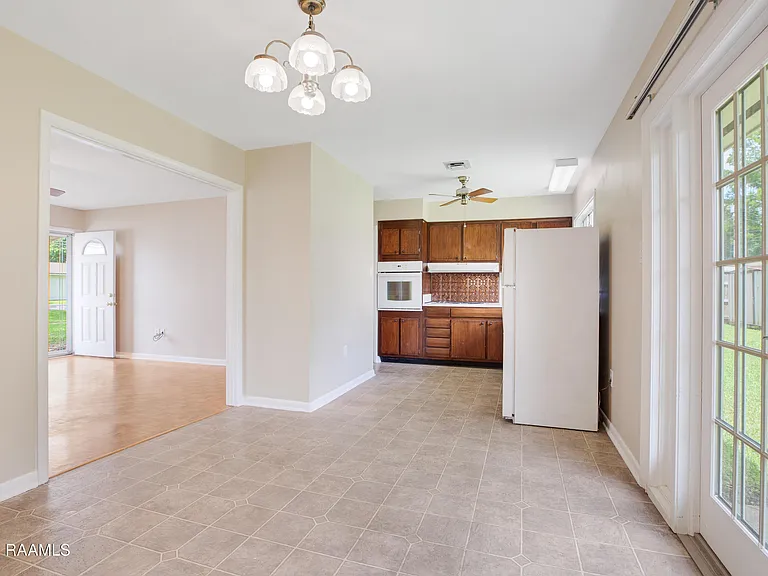 100 Maple Dr — Photo 10