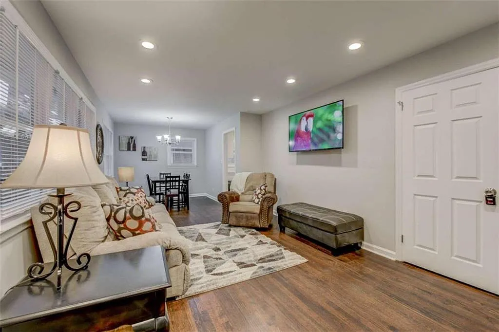 3 bed, 1.5 bath, $3,850 — Photo 2