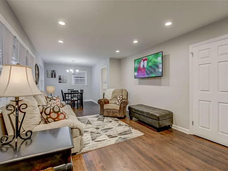 3041 Pasadena Dr — Photo 2