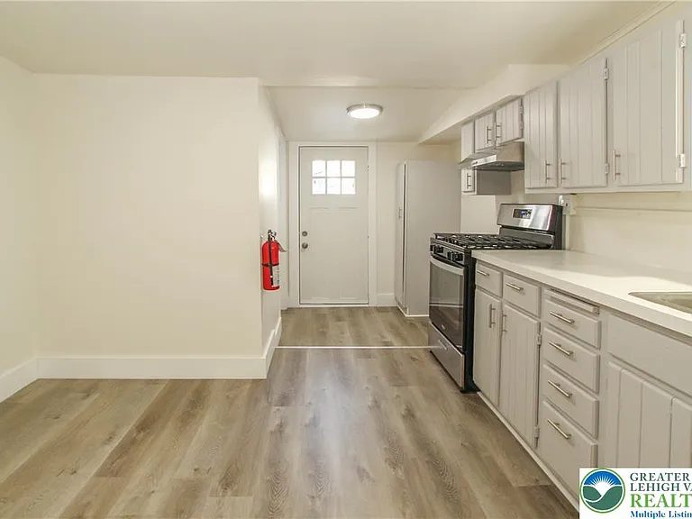 330 Walnut St — Photo 4