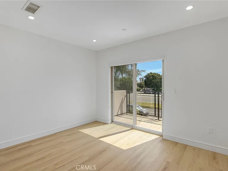4853 Woodman Ave — Photo 24