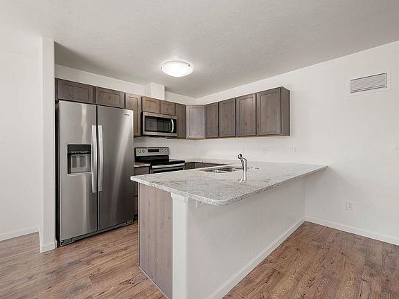4th image of 646 Trinity Way #B