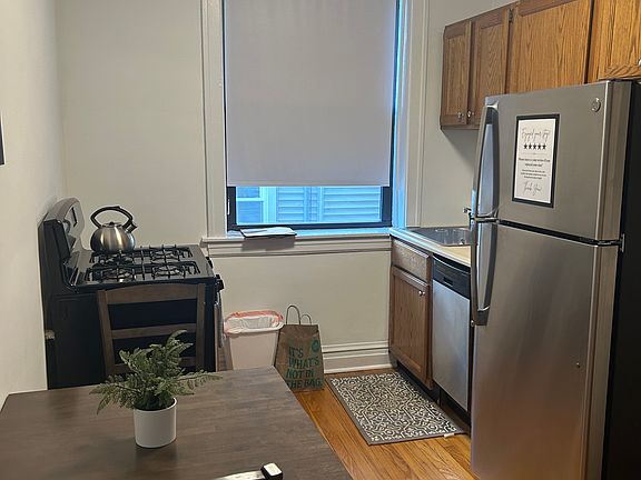 3rd image of 1911 W Larchmont Ave APT 1B