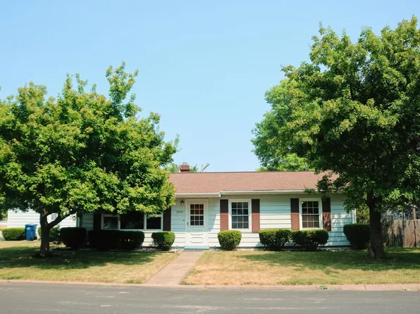 1200 Lincoln Rd, Monmouth, IL 61462