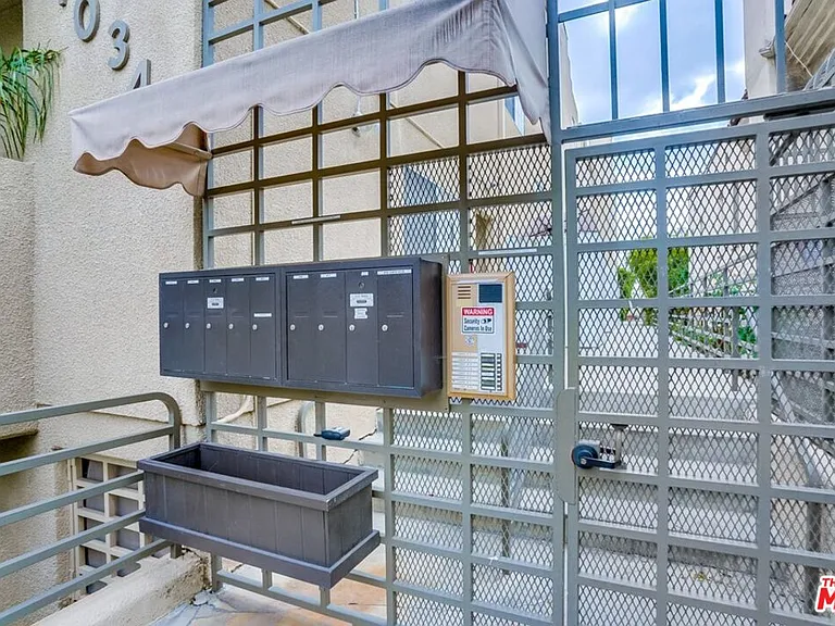 1034 S Shenandoah St #2 — Photo 4