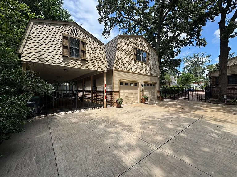 425 E Seneca St — Photo 81