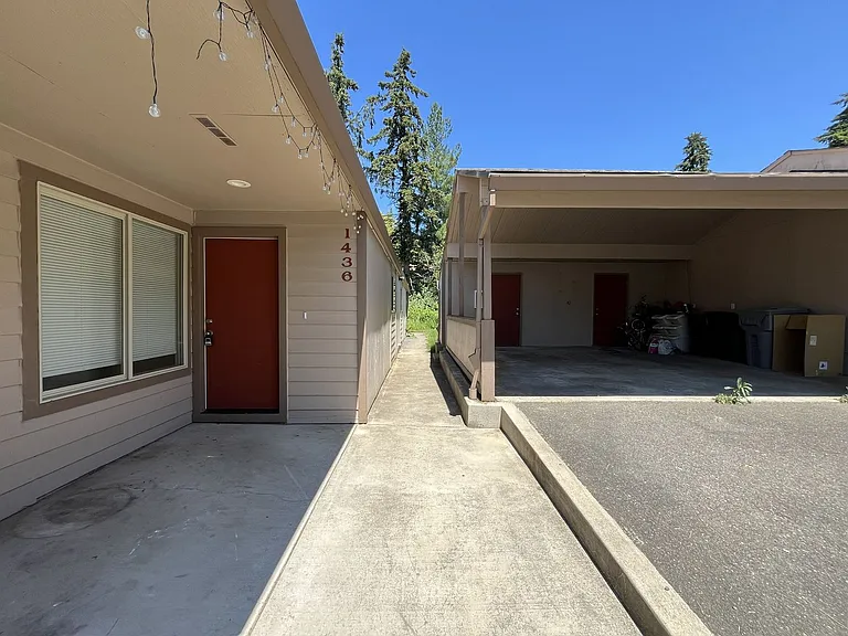 Bright and Airy Home with Stainless Steel Kitchen, Vaulted Ceilings & Washer + Dryer — Photo 14