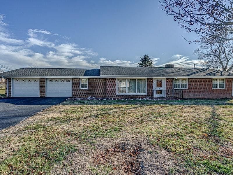 1st image of 102 Woodmere Dr