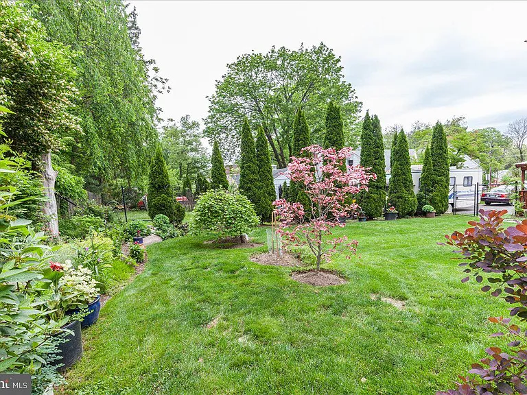 394 Franklin Ave — Photo 23